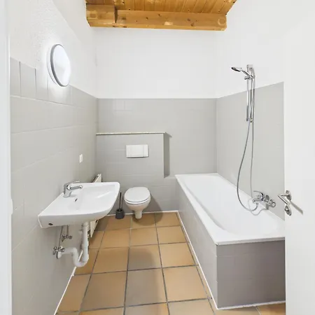 Crown Living Babylon - Nahe Messe Und Schweizer Grenze, Wlan, Kostenloser Parkplatz, Self Check-in, Ideal Fuer Geschaeftsreisende Und Feriengaeste 3* לוסטנאו